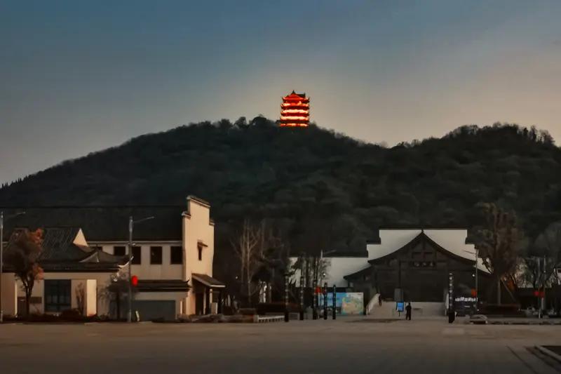 时代发展与工业革命的蓬勃兴起，带来的并非全是美好。就如19世纪的英国曼彻斯特，童