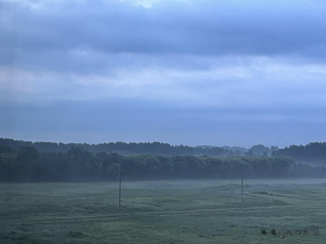 昨晚下了场雨，雨后还是闷热闷热的，今儿一早就被热醒了。
窗外的天空阴沉沉的，预报