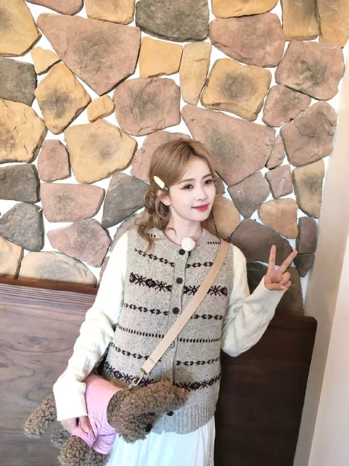 白鹿焦糖栗子小蛋糕look，今日份超萌鹿鹿花絮照送达，一个香甜可口的栗子小蛋糕啊