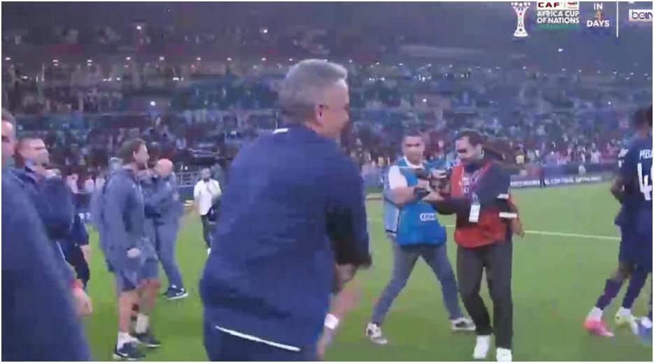 大巴黎门将萨福诺夫扑了4个点球，助大巴黎夺得洲际杯冠军。点球大战过程：
巴甲弗拉