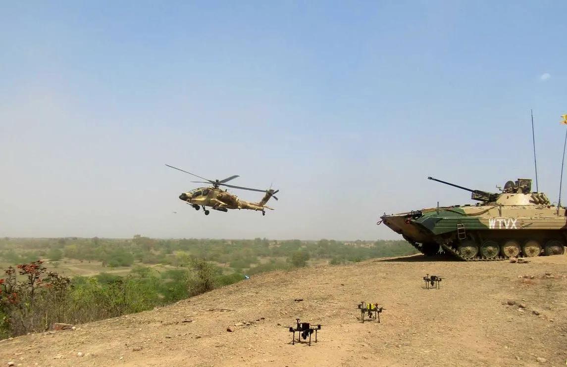 印度AH-64E APACHE、BMP-2 SARATH 和无人机