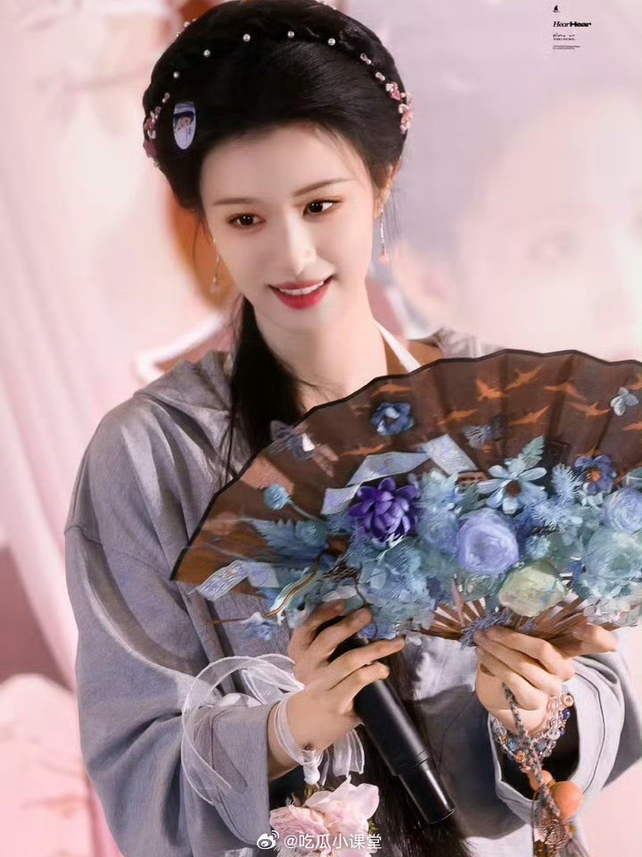 王楚然突发身体不适原来昨晚王楚然身体出状况了，直播没去成。粉丝都在评论区喊她好好