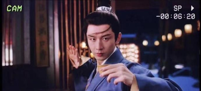 影视剧是成百上千人的心血结晶，把功劳全压在一个主演身上，简直是对幕后导演和编剧的