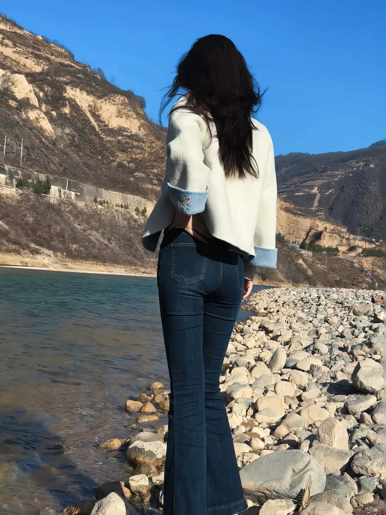 山野漫步，自在悠然，享受大自然的怀抱。