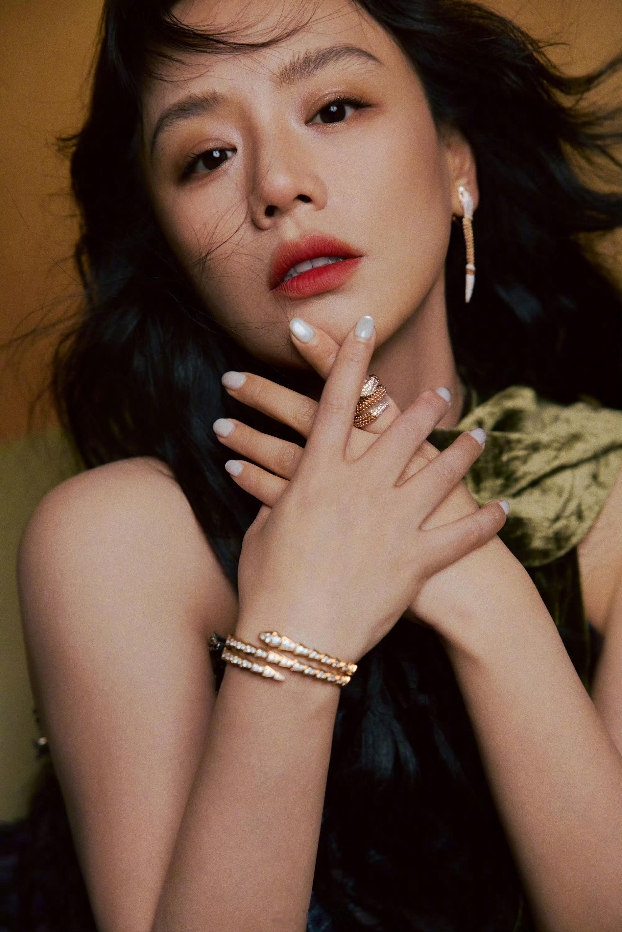 欧豪在看马思纯吗 活动中，马思纯微笑着看向舞台，镜头切向欧豪时，欧豪转头似乎在看