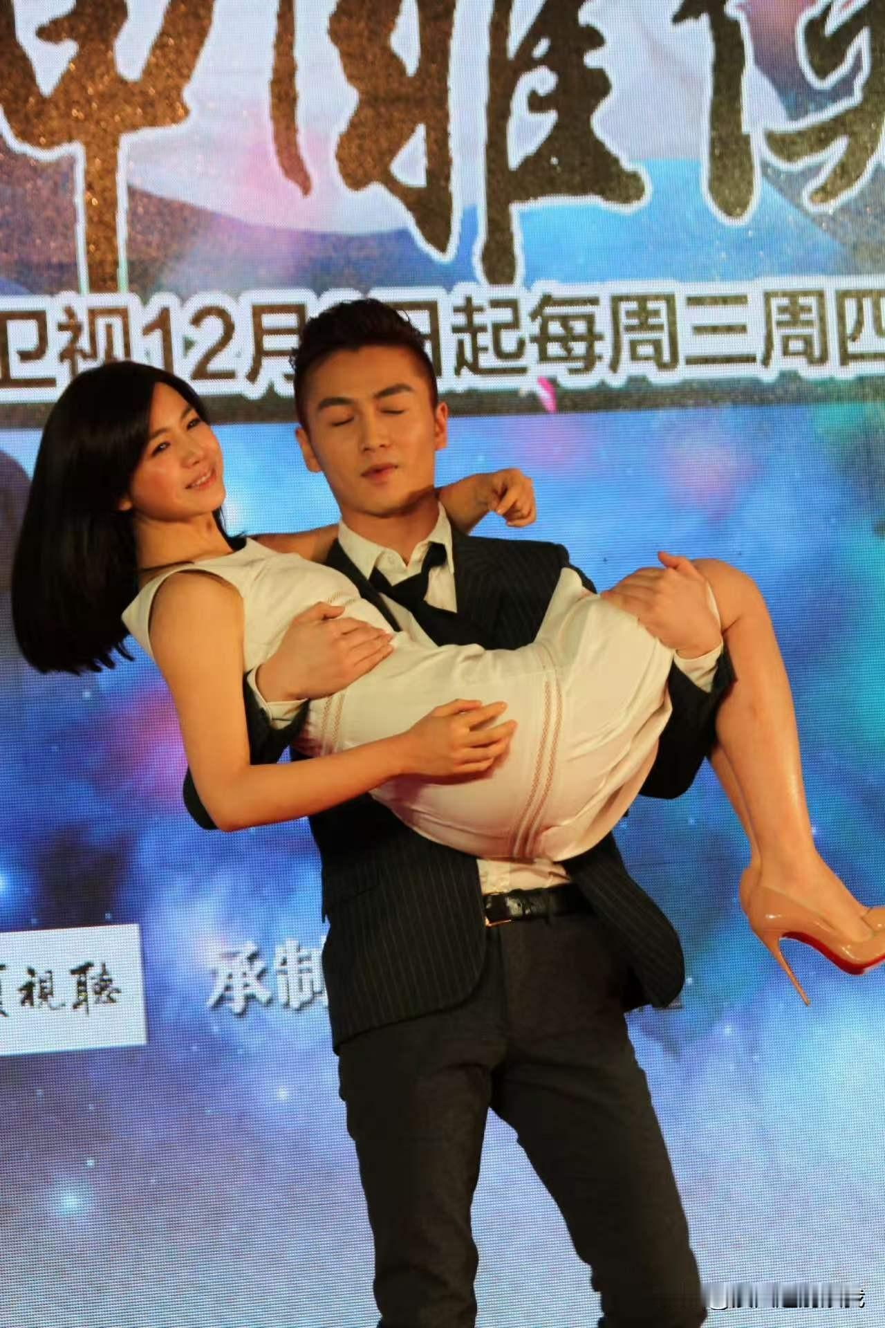 陈妍希 陈晓早期神雕发布会现场甜蜜互抱秀恩爱 ​
