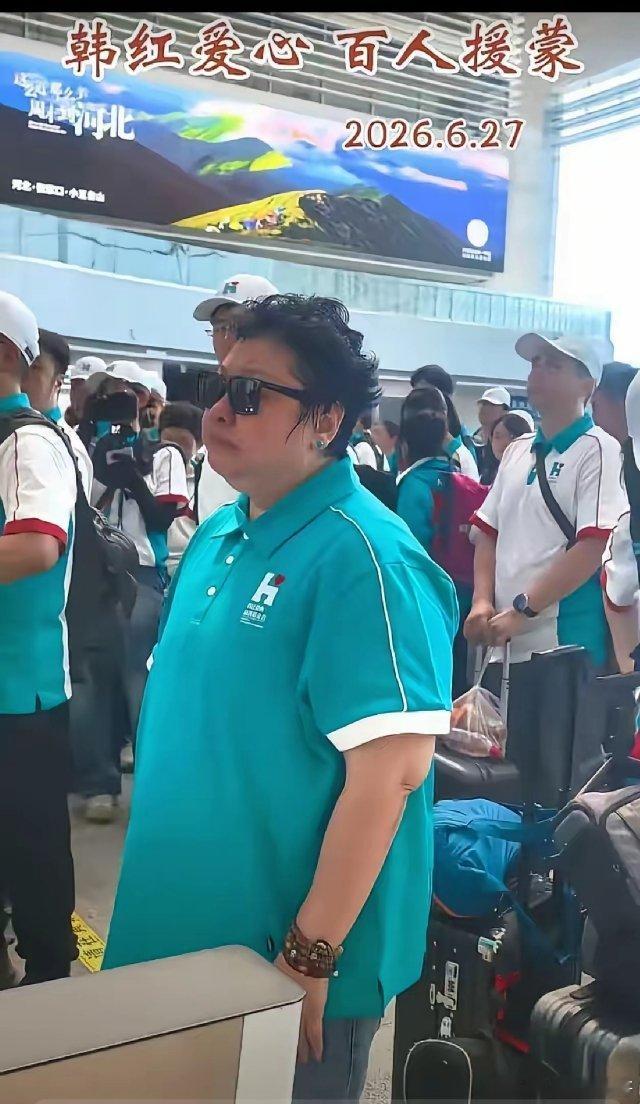 韩红是出了名的公益人，做慈善，最近因为站台朋友的电影而陷入舆论风波，她本人很激动