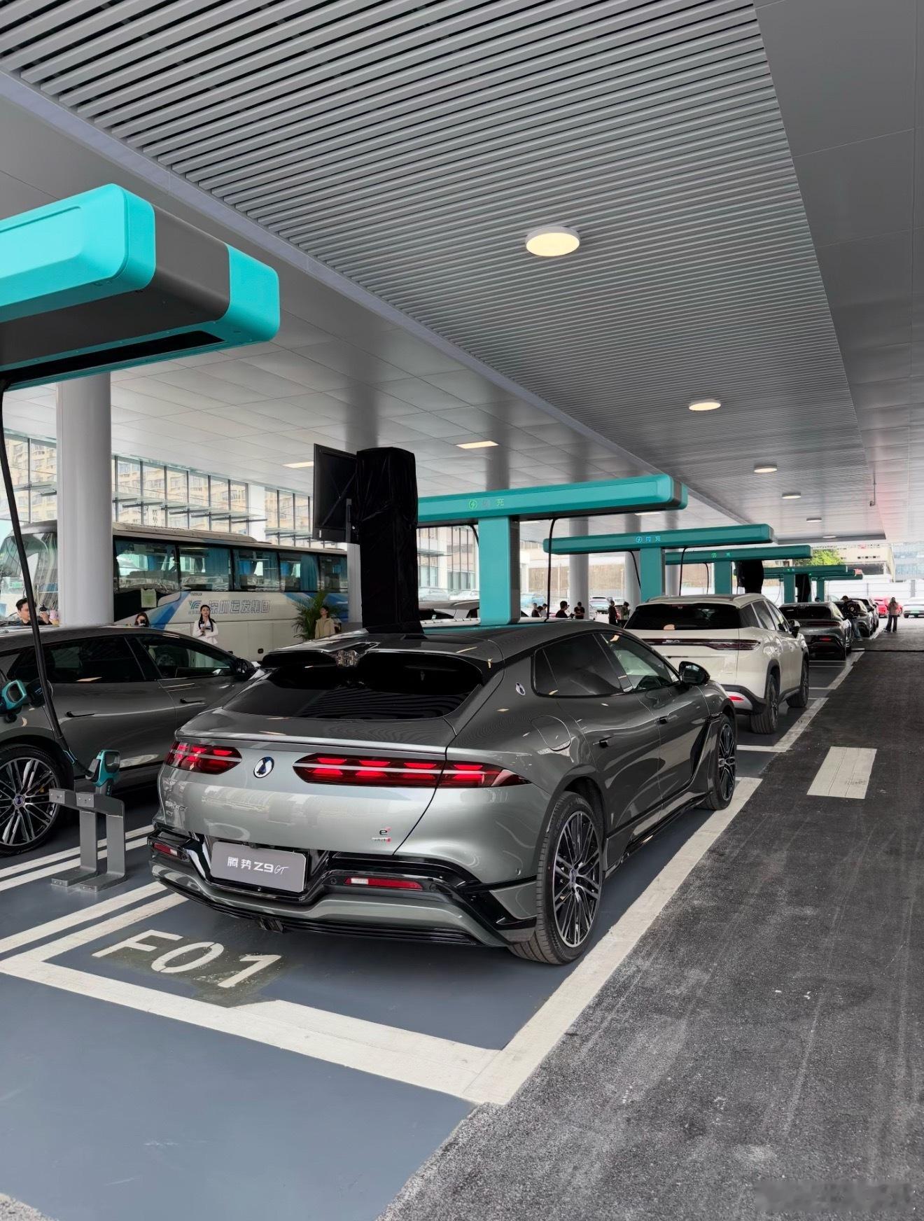 李斌称闪充再快也比换电慢没什么好对比和争执的，两个路线是互补，没桩的话换电算是个