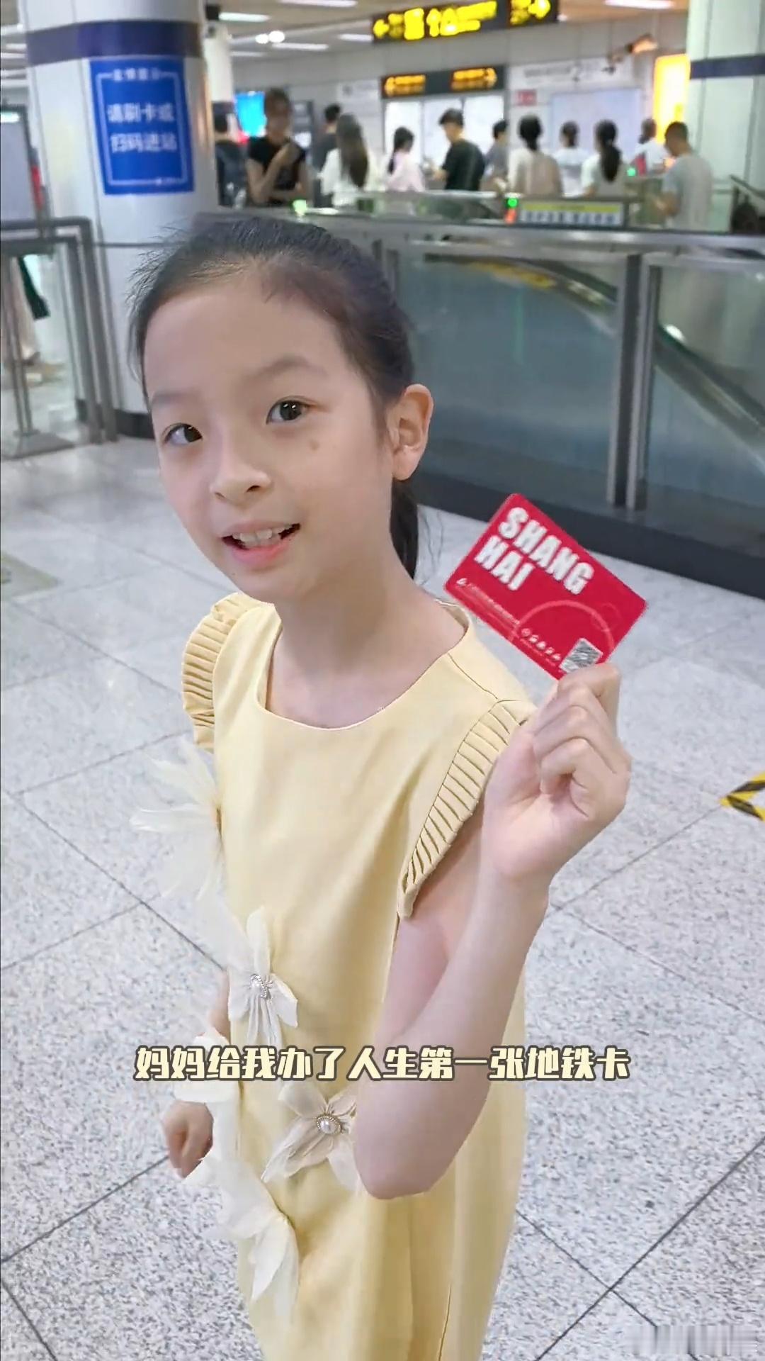 戴娇倩9岁女儿一年只长2厘米戴娇倩带女儿看病 女儿长的不像妈 ​​​