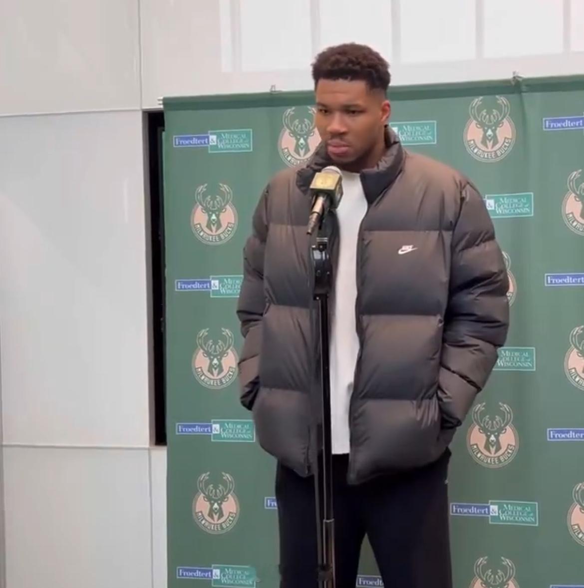 字母哥再次回应陷入交易流言：“如果我的经纪人正和雄鹿队谈，他可以和他们谈任何他想