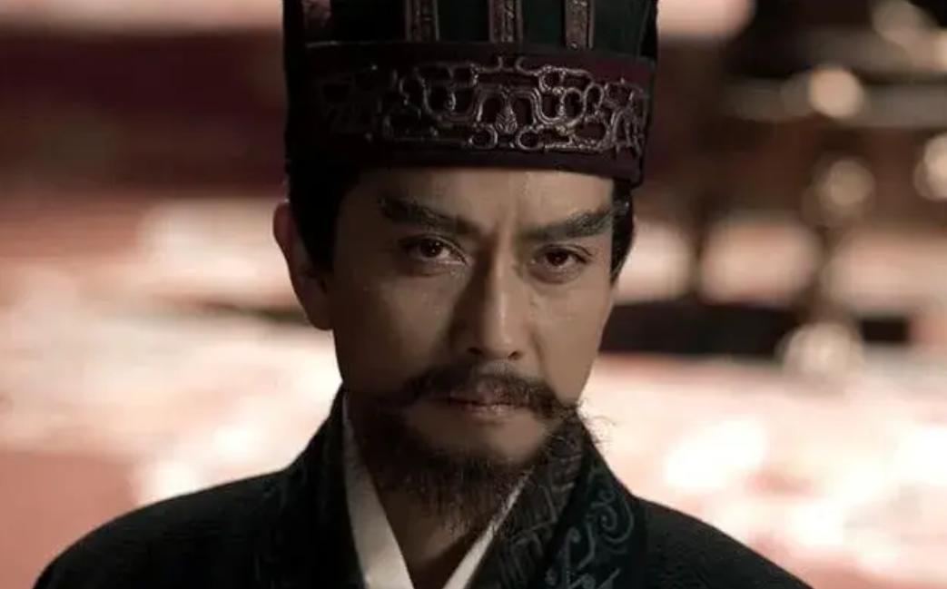 郑玄是他同学，刘备、公孙瓒是他学生，就连袁绍都延请他出山担任军师，东汉末年的名臣