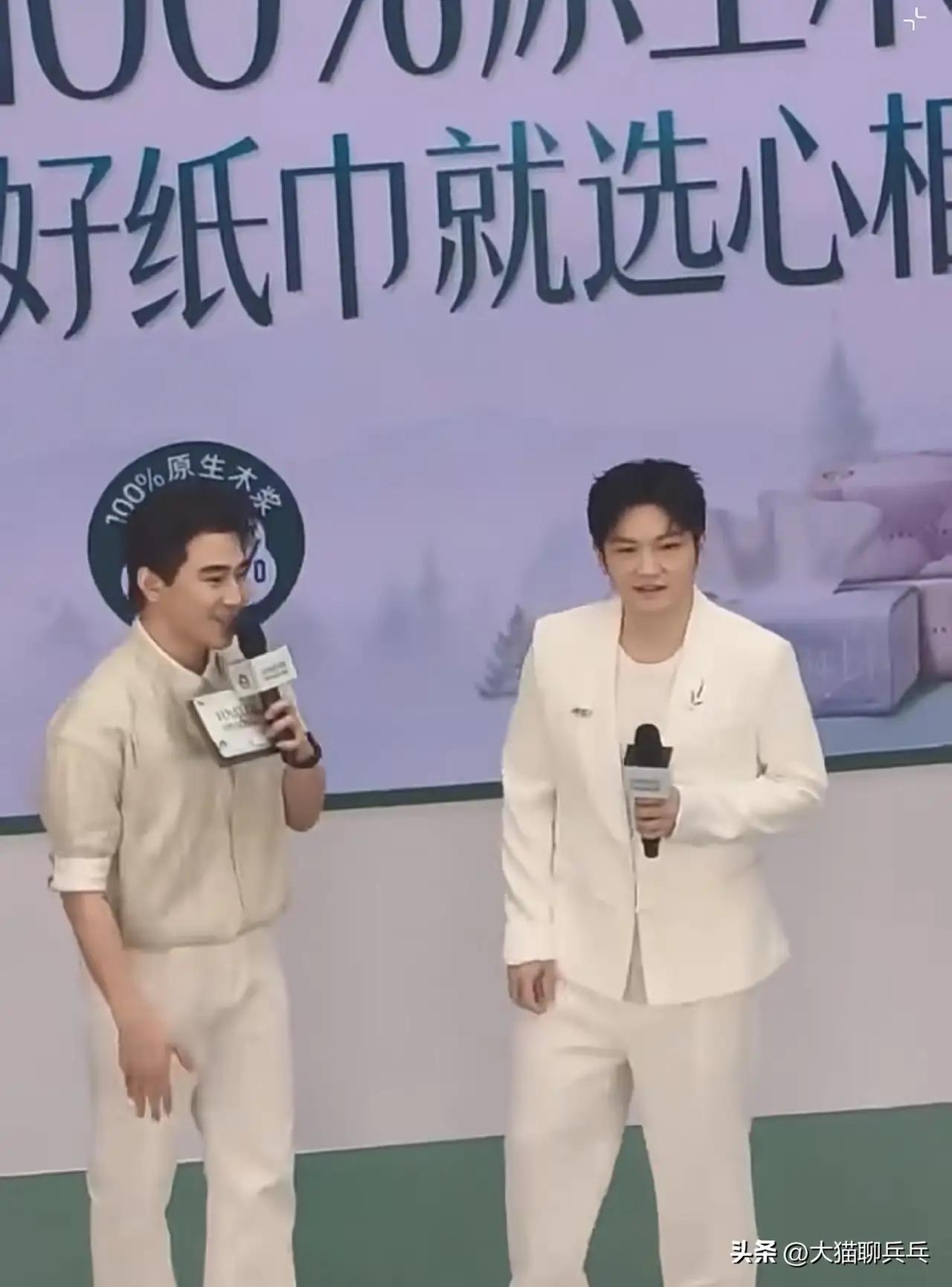 东哥笑起来真好看，一身白色西装穿搭显得绅士帅气

樊振东一直都是我们女孩心中的白