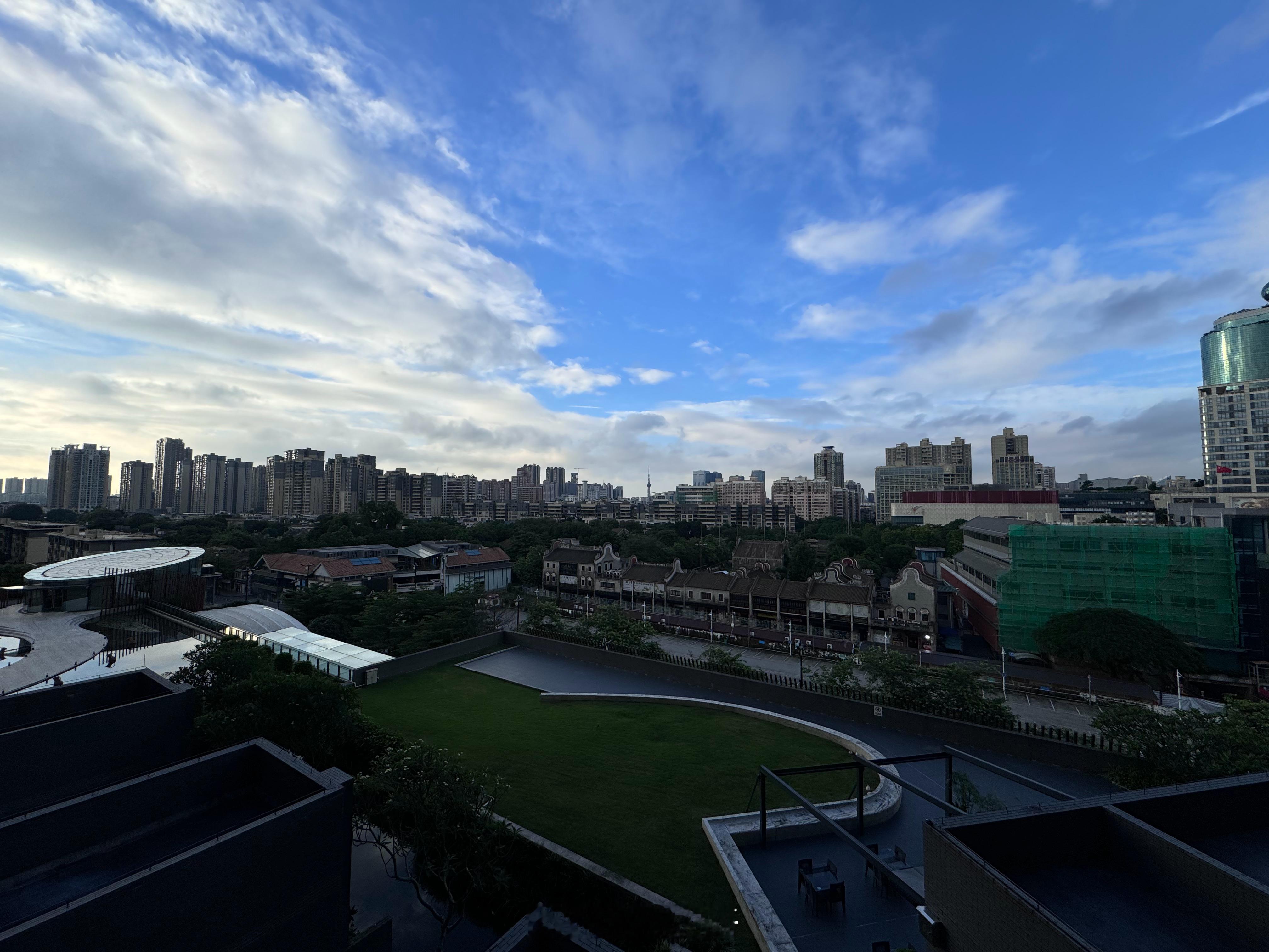 早鸭，佛山！这蓝天白云好像比预想中的天气好不少呢[太阳] ​​​