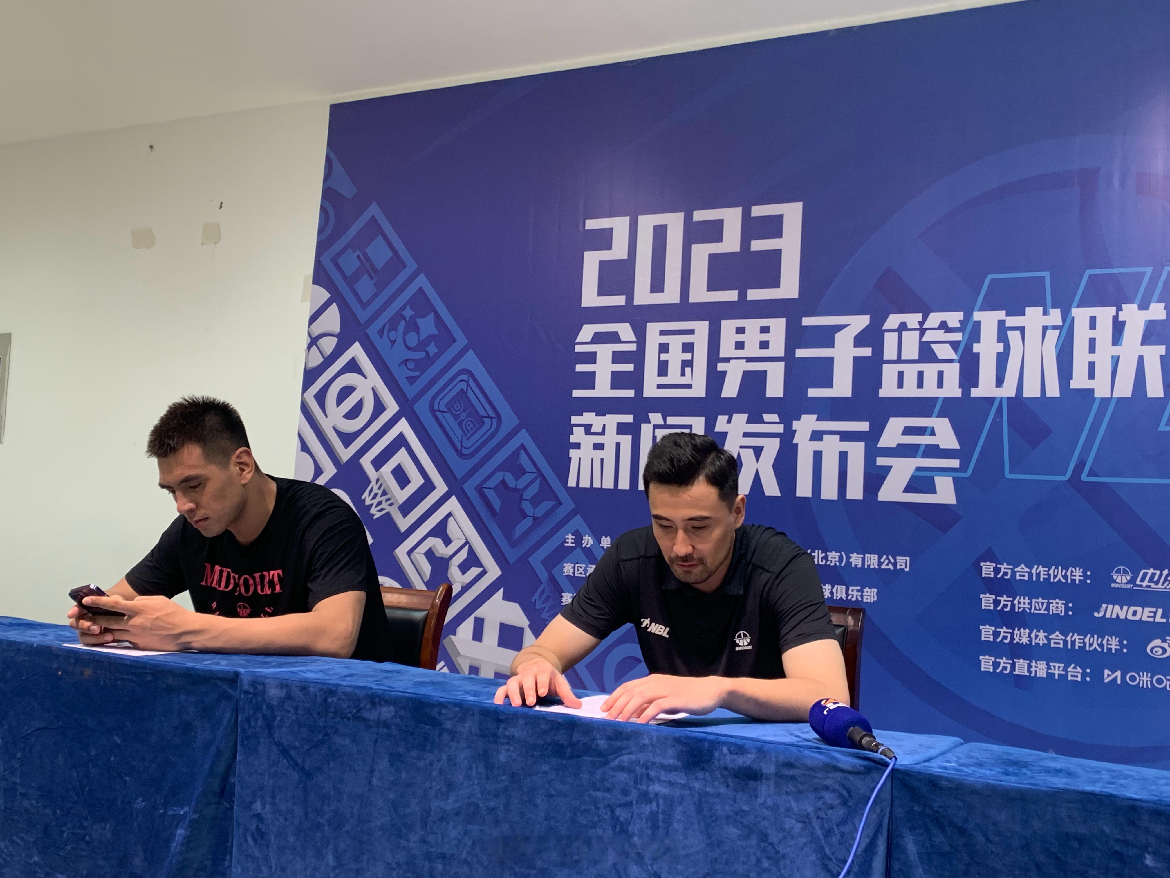 令人唏嘘，陕西篮球的火苗就这样在那场被不公对待之后，退赛，退出下个赛季，退出NB