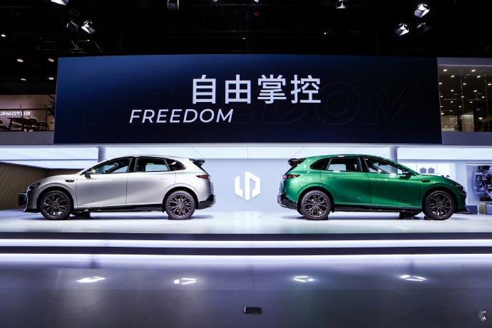 零跑Lafa5 Ultra这次把价格定在11.88万起，算是把“悦己”这事儿玩明