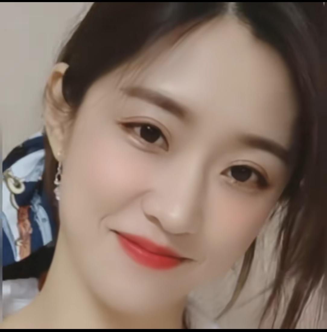 不禁想起徐志摩的一句诗“最是那一低头的温柔，不胜莲花的娇羞”…