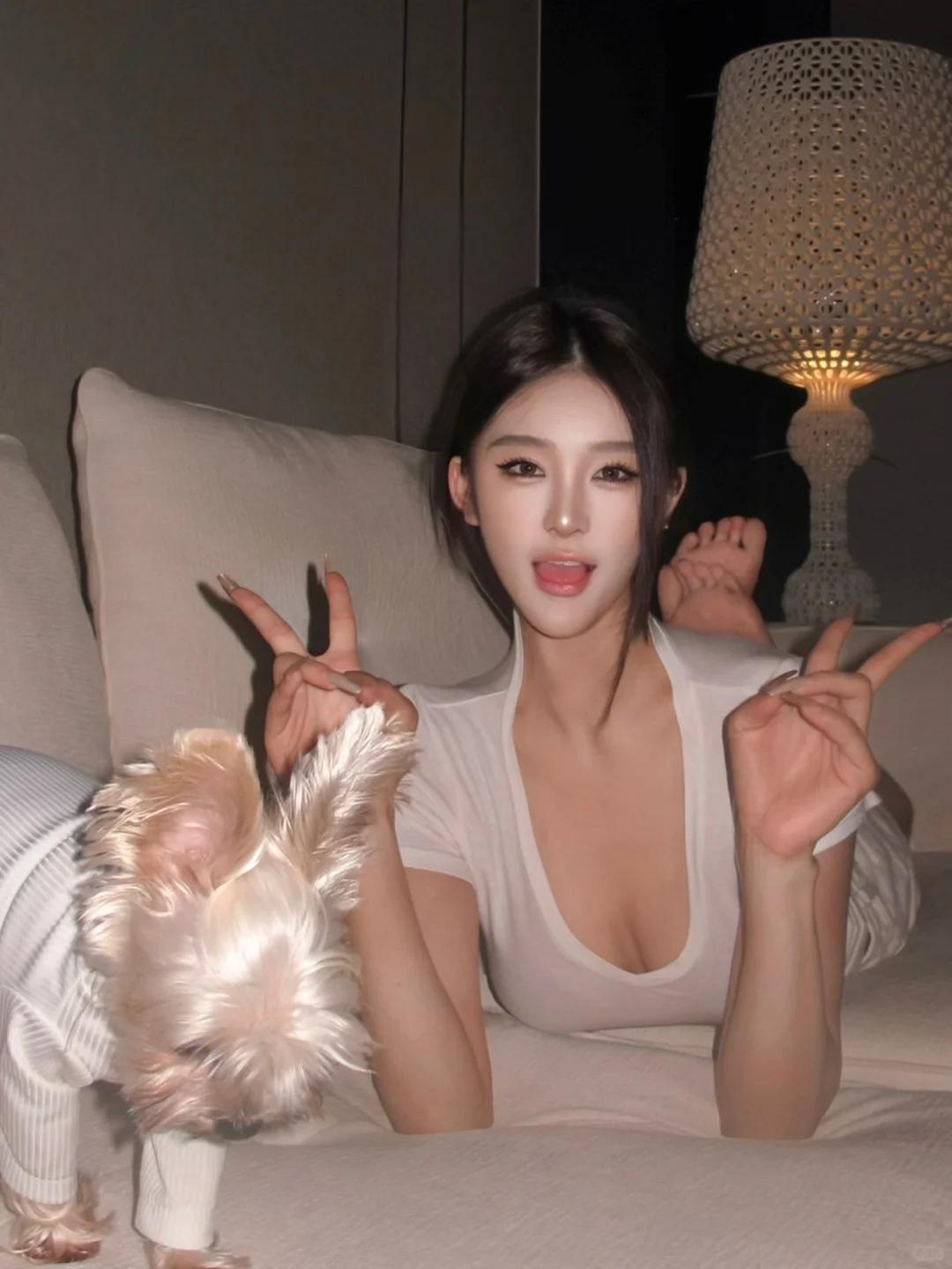 可爱的北京兼职模特小女孩，颈侧的小弧像月牙浸在溪水里的轮廓，从耳后延伸至锁骨，圆