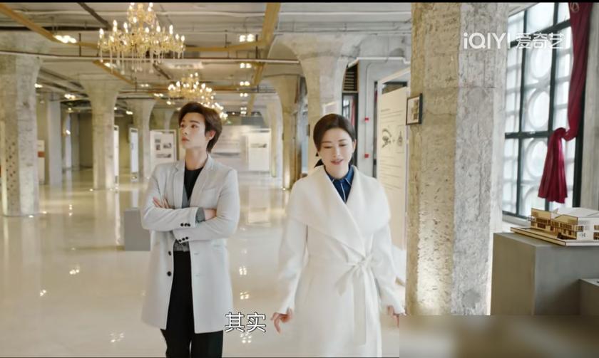 穿上万的白色大衣送客人去机场，你管这叫酒店领班？《蜜语记》导演是把观众当傻子吗？