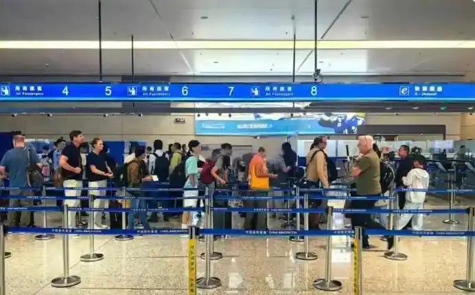 绝了！
2月18日中英加免签落地，出国游彻底放开
谁也没料到，大年初二直接甩出王