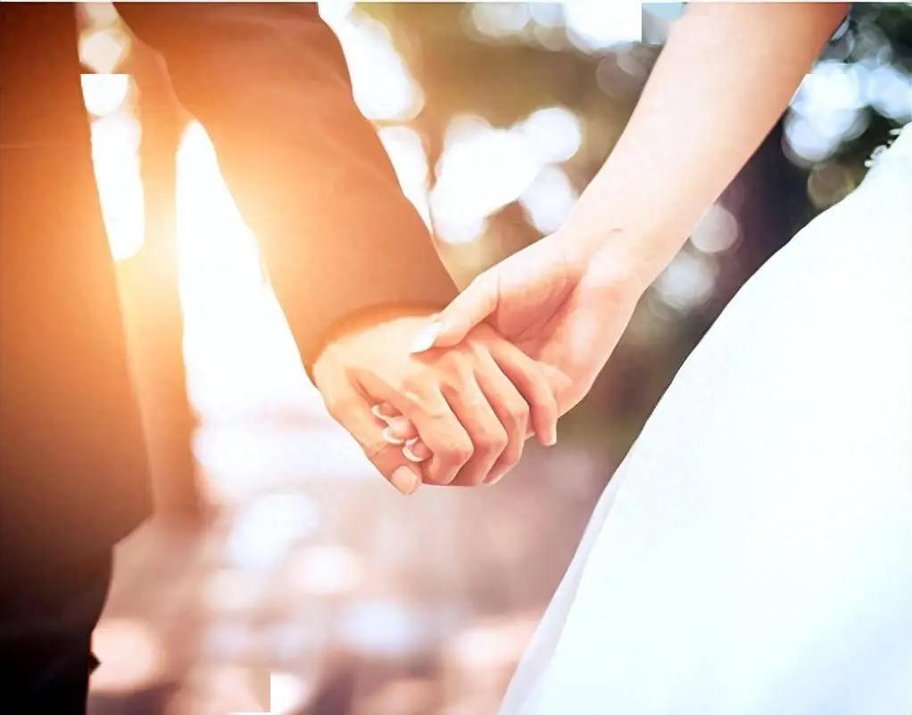 99%已婚女人都做过的3件事，件件戳心！
 
婚姻从来不是童话里的完美剧本，那些