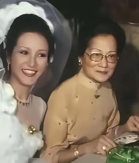 狄波拉和婆婆相处融洽老太太很满意这个儿媳妇的。人家狄波拉聪明能干，给谢贤生了一双