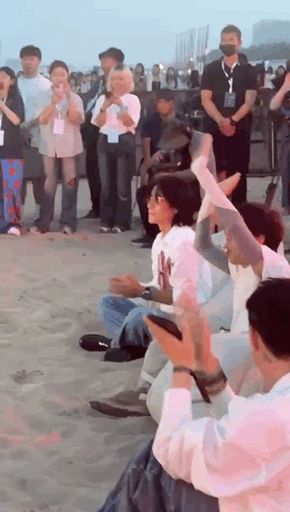 #恩利那可是朱一龙为你加油啊# 不会吧？不会只有我一个人平等的羡慕现场的每一个人