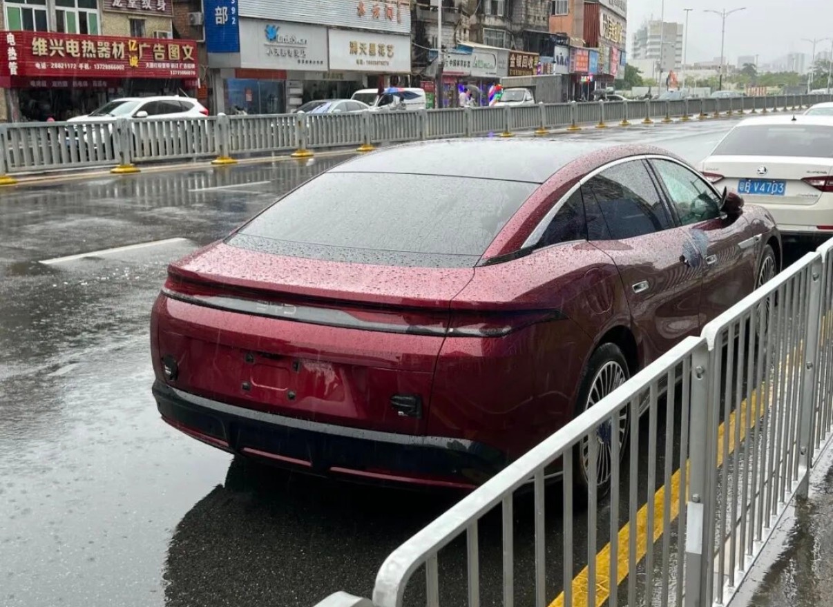 比亚迪大汉实车曝光了，车长5256mm、轴距3130mm，纯电和插混两个版本，纯