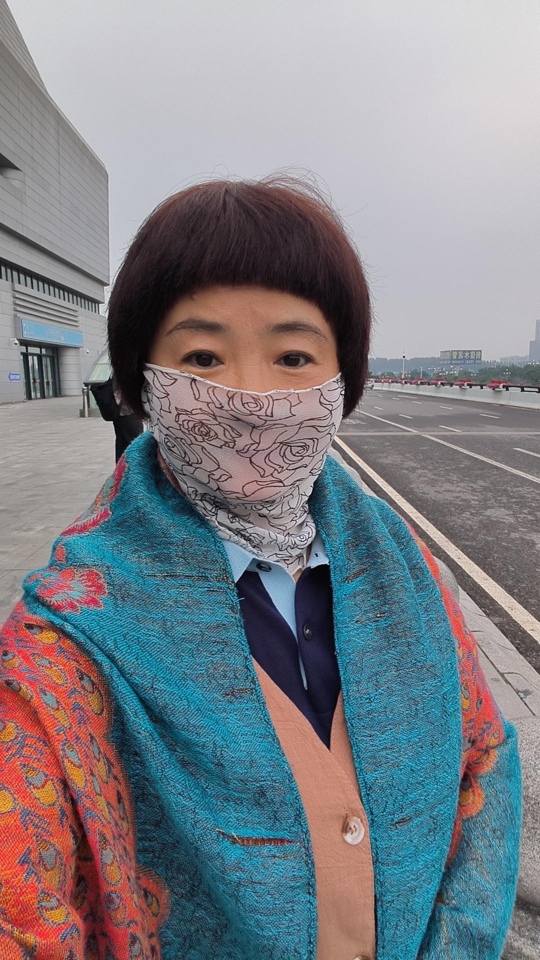 今日小暑！我小暑出趟门还得把自己捂的这么严实。因为手麻，脸麻，怕风，怕寒，高铁上