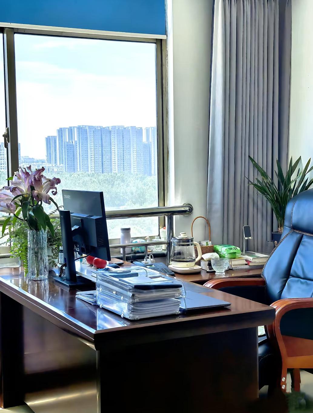 2026年只剩两个多月，社会上悄悄冒出三个很有意思的反常现象。
 
第一，年轻人