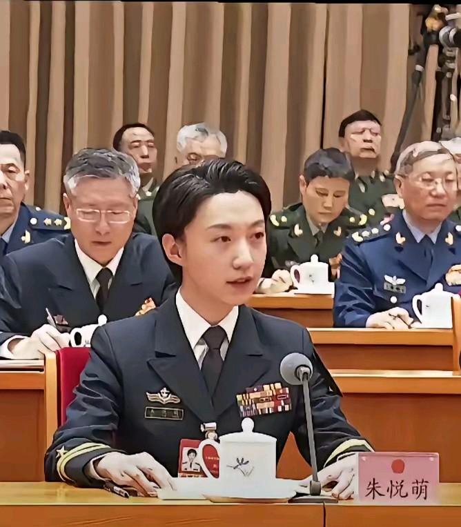 三十多岁的年龄已经是这样的位置了，这将来最差也得是个少将啊，真的是英雄出少年啊，