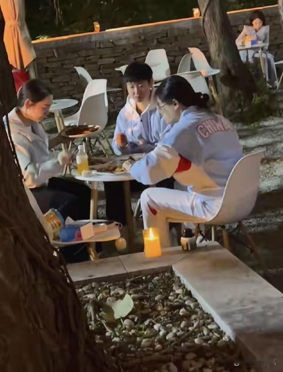 今晚北京大满贯抽签仪式后的晚宴，
莎莎和佳佳，康复师任姐在一起吃饭，
莎莎两手插