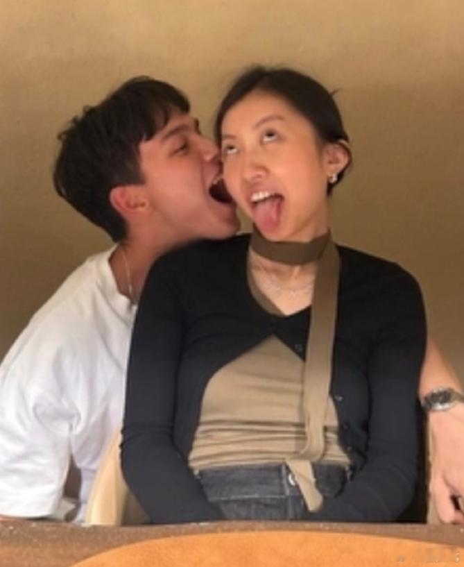 陈奕迅女儿和男友秀恩爱 陈奕迅女儿与男友秀恩爱，小情侣搞怪拍照好甜蜜。 ​​​