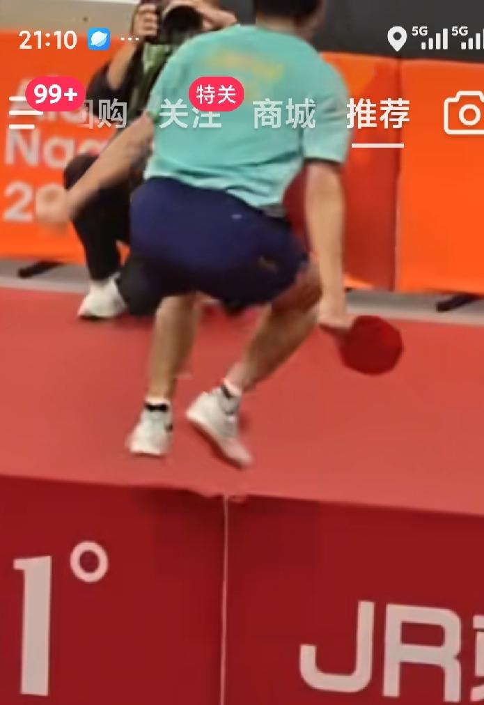 林诗栋化作跨栏队员，拥抱教练
     今天下午，当林诗栋在男单1/4决赛中4比