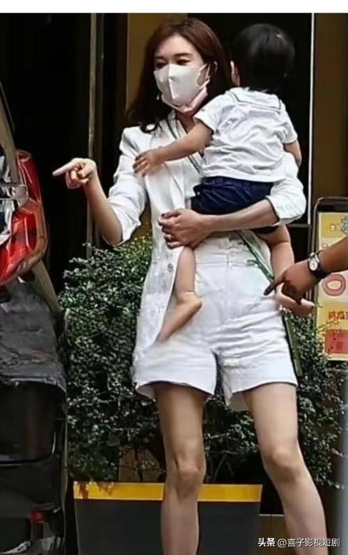 51岁林志玲坦言当妈不易，曾经的优雅女神如今素面朝天，为孩子奔波。她高温天亲自买