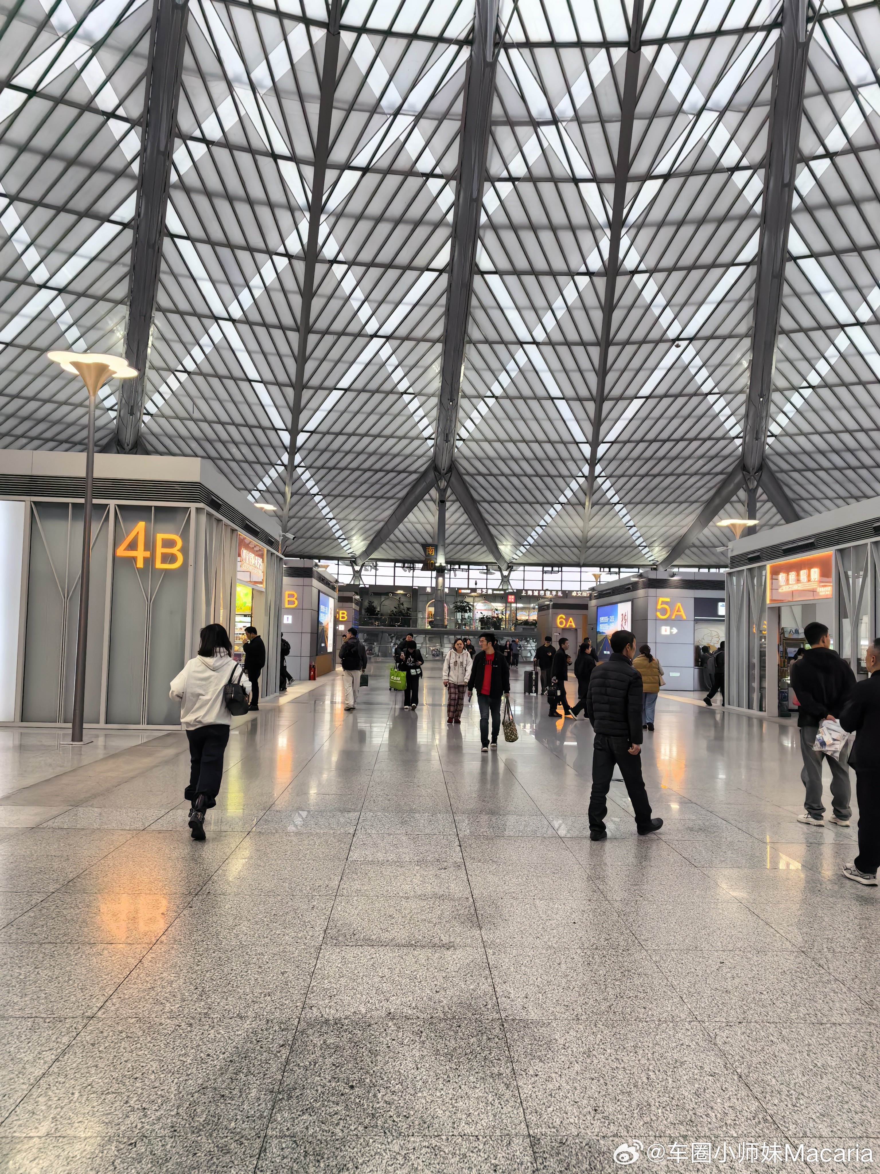 这动车赶得太极限了今天这拍摄背景布置全是真花，好想把这一面墙的花全部带回家，哈哈