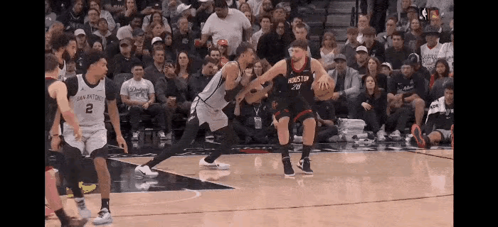 炸裂！申京动作大到离谱，裁判集体装瞎？这尺度真当球迷瞎？
 
家人们谁懂啊！看火