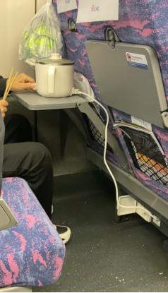 在高铁上发现有乘客使用小型电煮锅，可真“刑”！

高铁不是移动厨房，电煮锅更不是