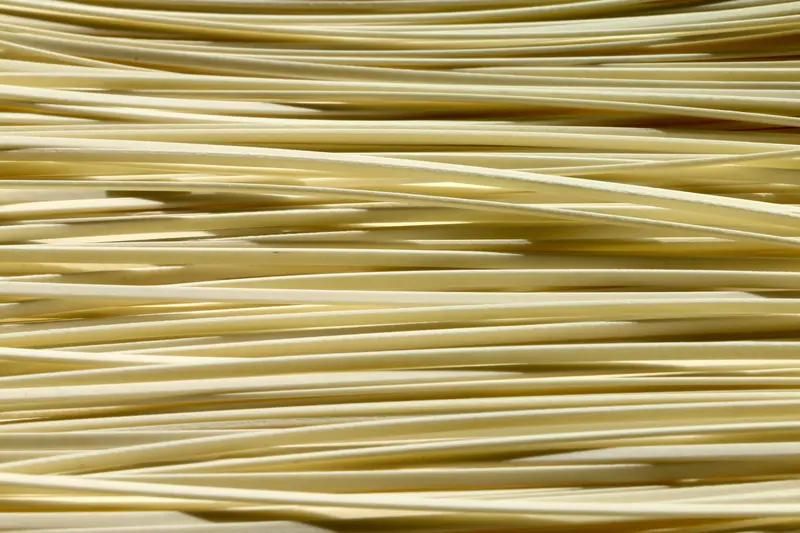 宝宝是不是都很喜欢吃面条呢? 宝宝喜欢吃面条挺正常的。面条质地柔软，对婴幼儿来说