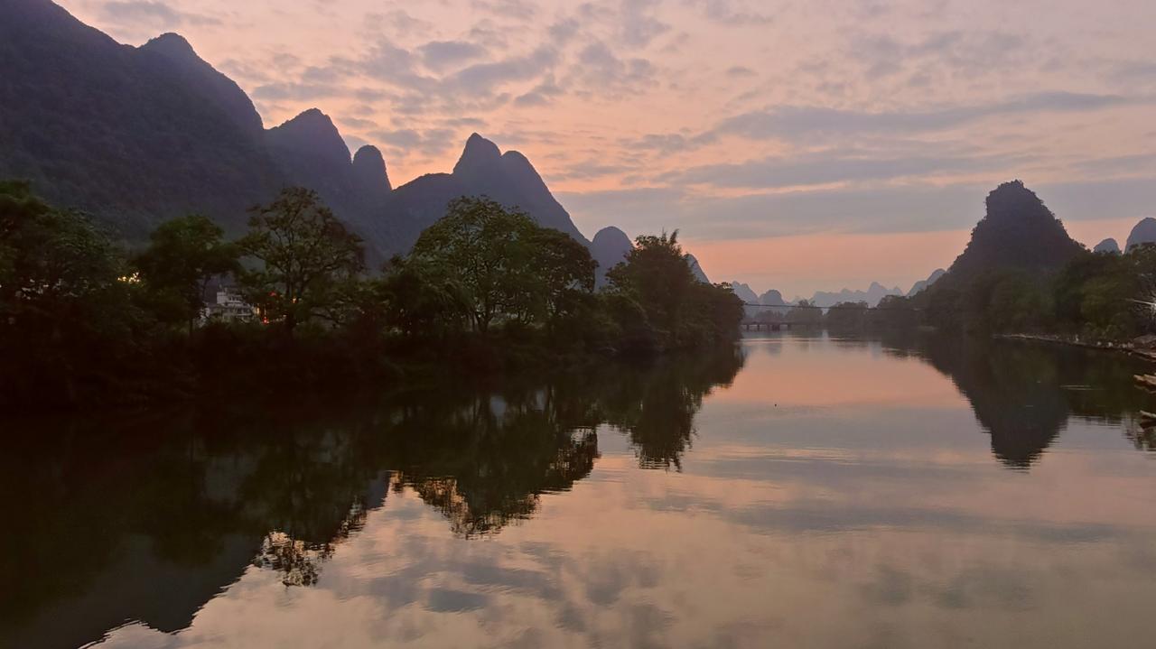 分享一下你随手拍的照片《梦幻遇龙河一一晚春暮色》2026.4.17手机摄影