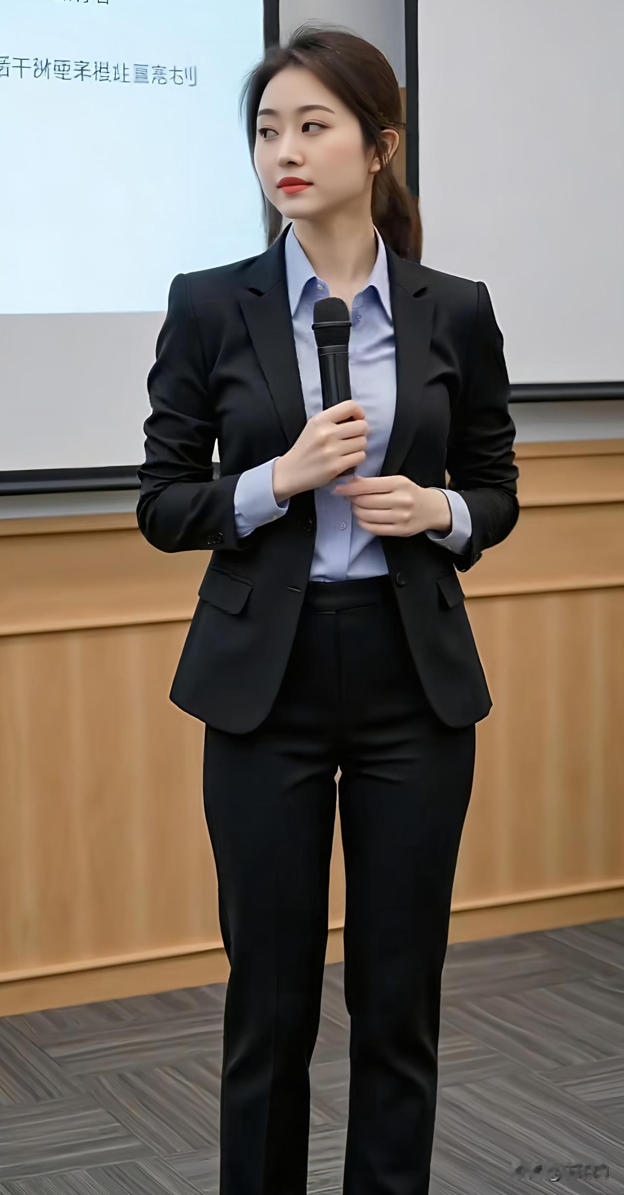 我真挺烦别人打听工作的，可邻居偏偏逮着问。

接孩子时她又凑过来：“在分局还是市