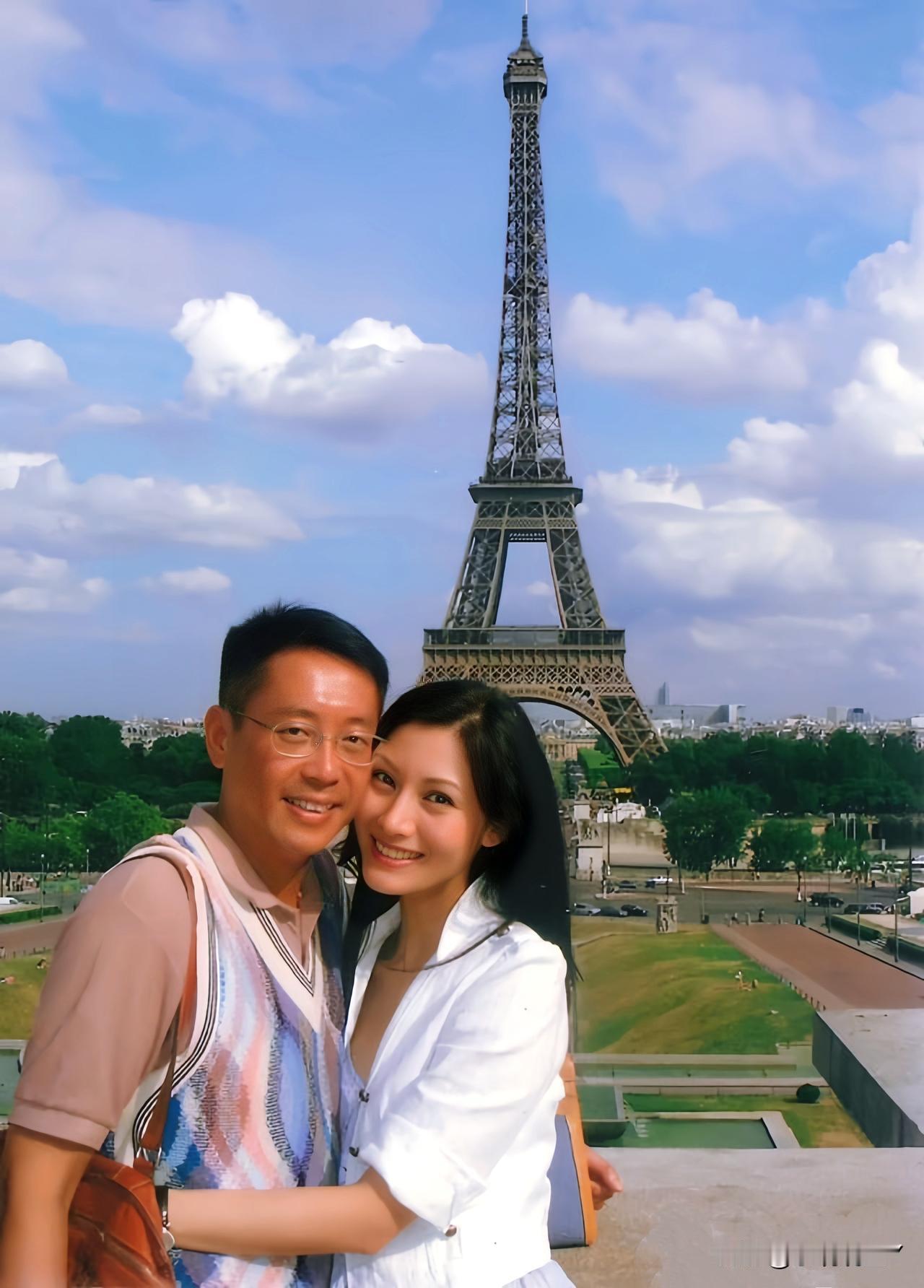 2006年，李嘉欣和许晋亨在巴黎埃菲尔铁塔，留下的甜蜜瞬间。当时李嘉欣36岁，气