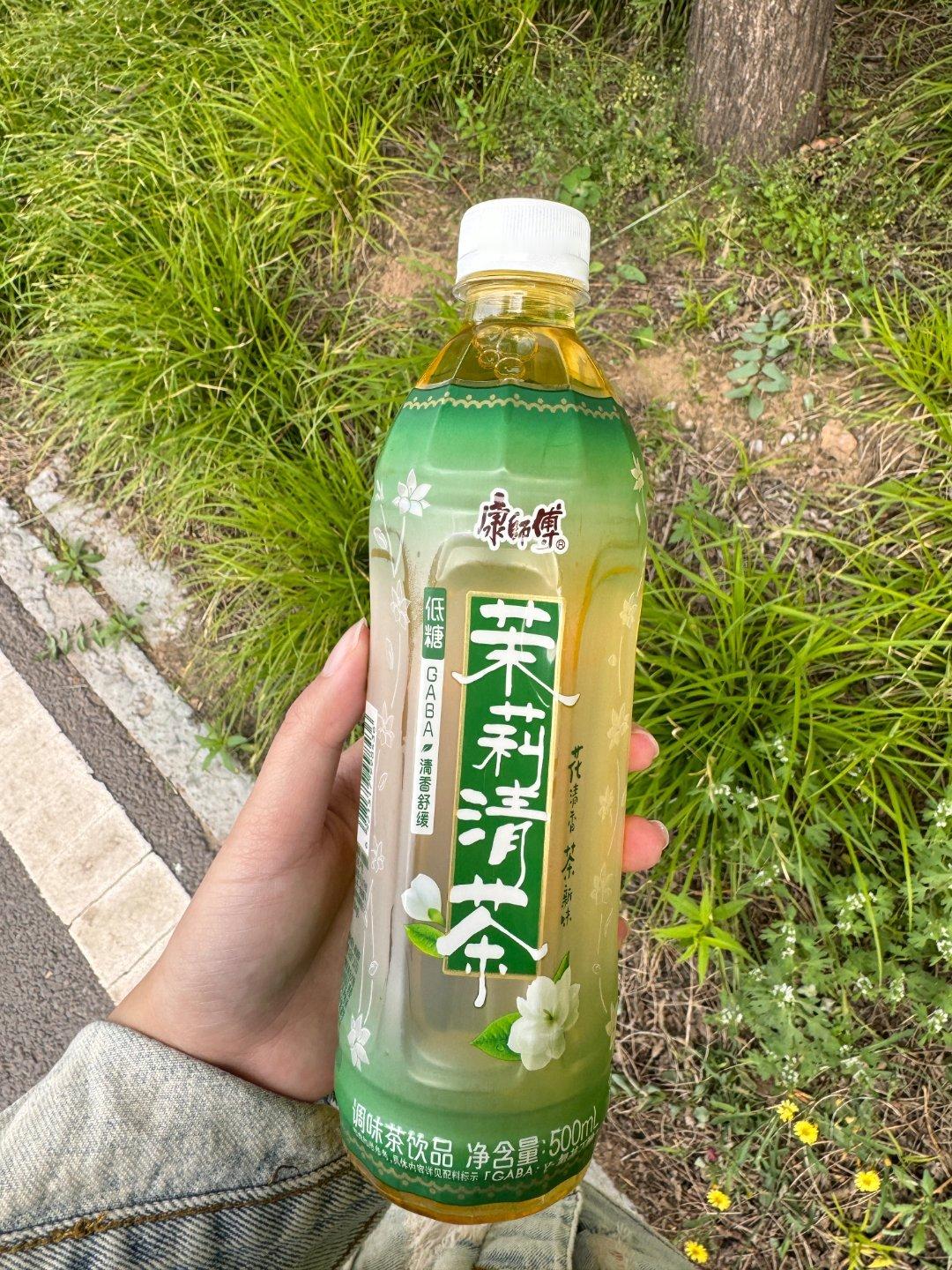 茉莉开清香来健身结束别猛灌水，温柔补水就选500ml康师傅茉莉清茶。入口清润爽口