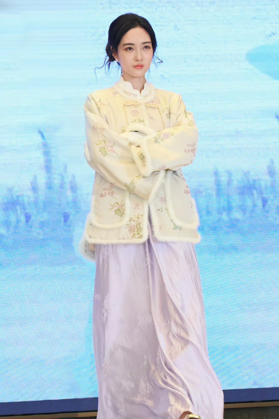 赵嘉敏新中式美人赵嘉敏在《玉茗茶骨》首映礼造型我一整个爱住了，新中式毛绒上衣搭紫