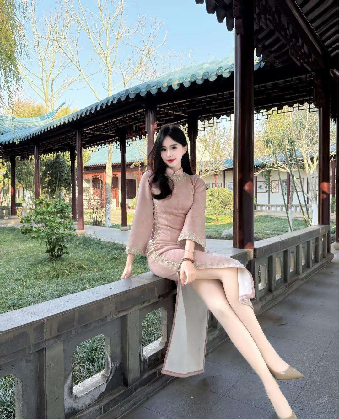 古典园林中的优雅旗袍美人
北京