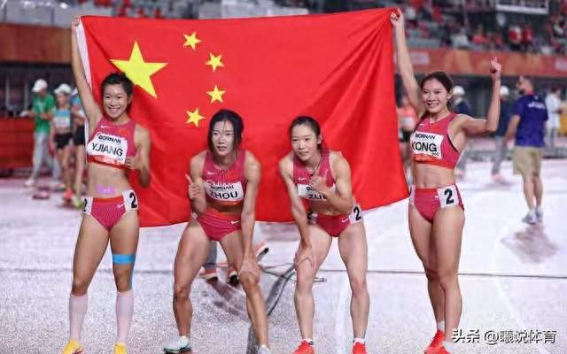 爆冷夺牌！时隔12年回归领奖台，中国接力四姑娘太拼了