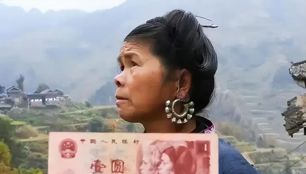 1987年，一位侗族姑娘的肖像登上了人民币，成为民族美的象征。然而，命运弄人，这