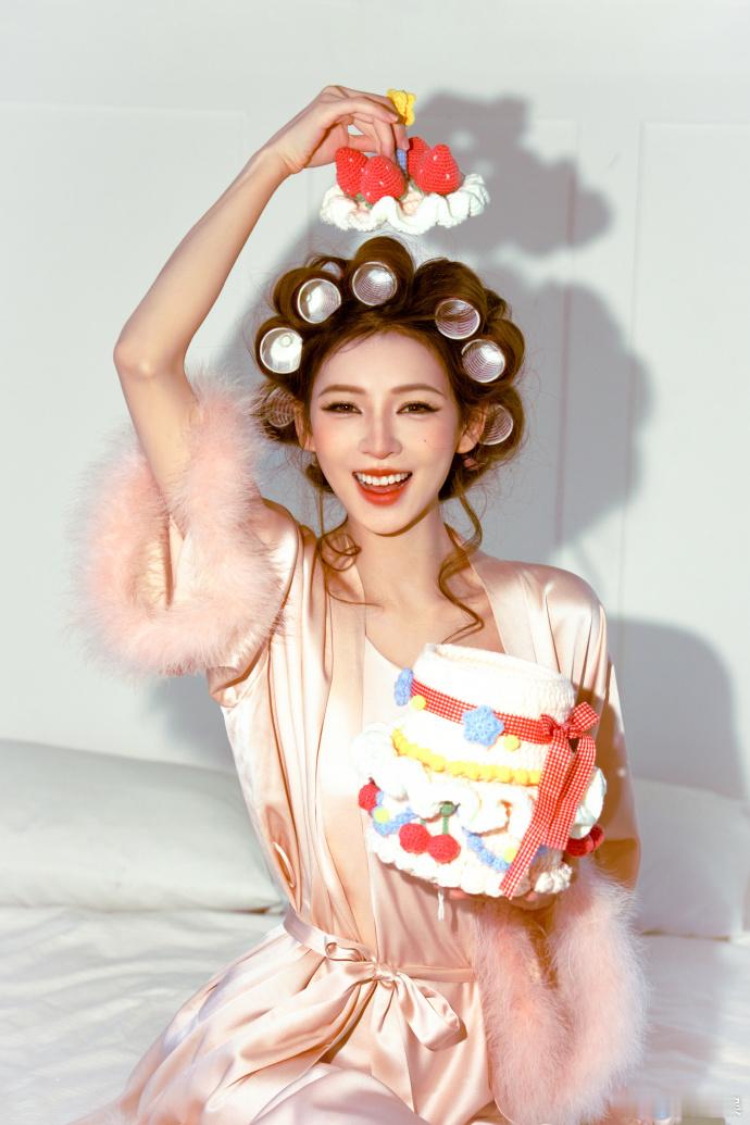 被称作最美包租婆的张予曦，此刻正想要把今天的快乐分享给身边的大家。贴切的称呼是对