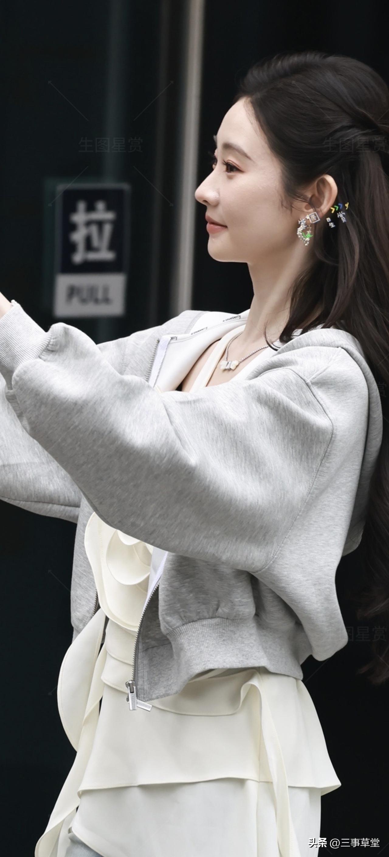 中国的女明星有比韩国的好吗?张艺凡上班
轻盈活力，这是要去《你好，星期六》当团宠