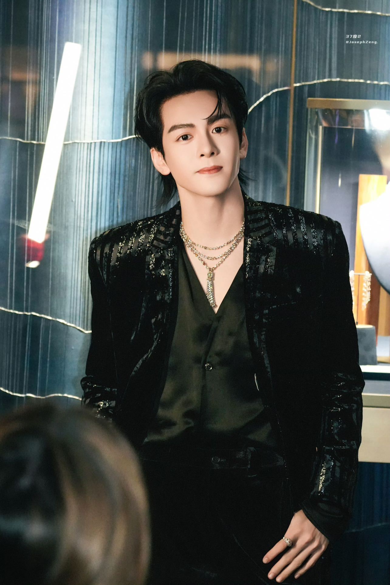 曾舜晞 丈夫的容貌妻子的荣耀 这句话真的刻进DNA里了😻巴黎街头的贵公子氛围感