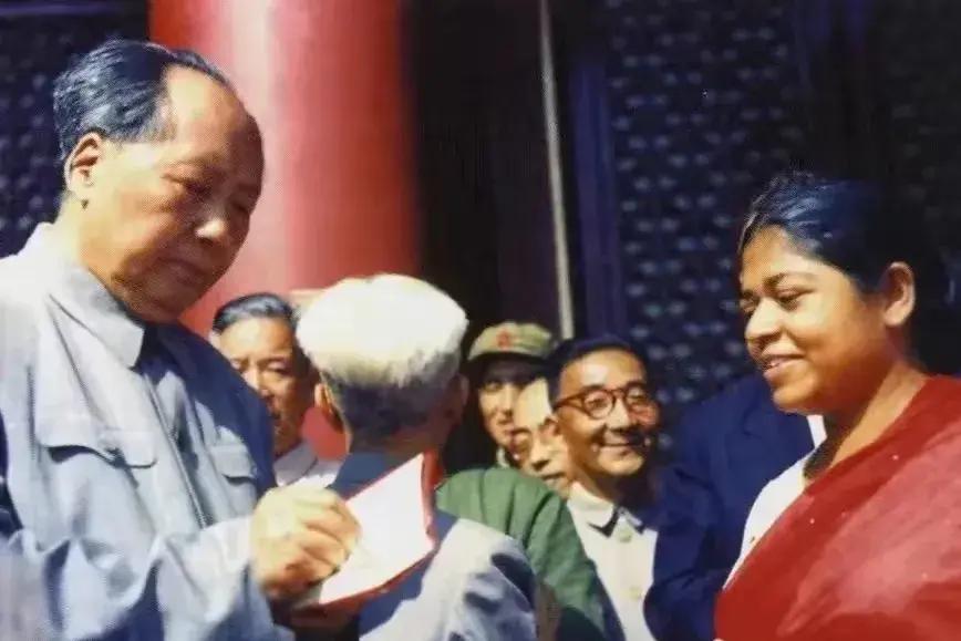 亲笔签名：
世界人民大团结！